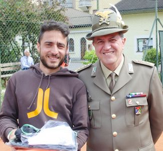 Ugo Laguercia Premiato Dal Colonnello Casale